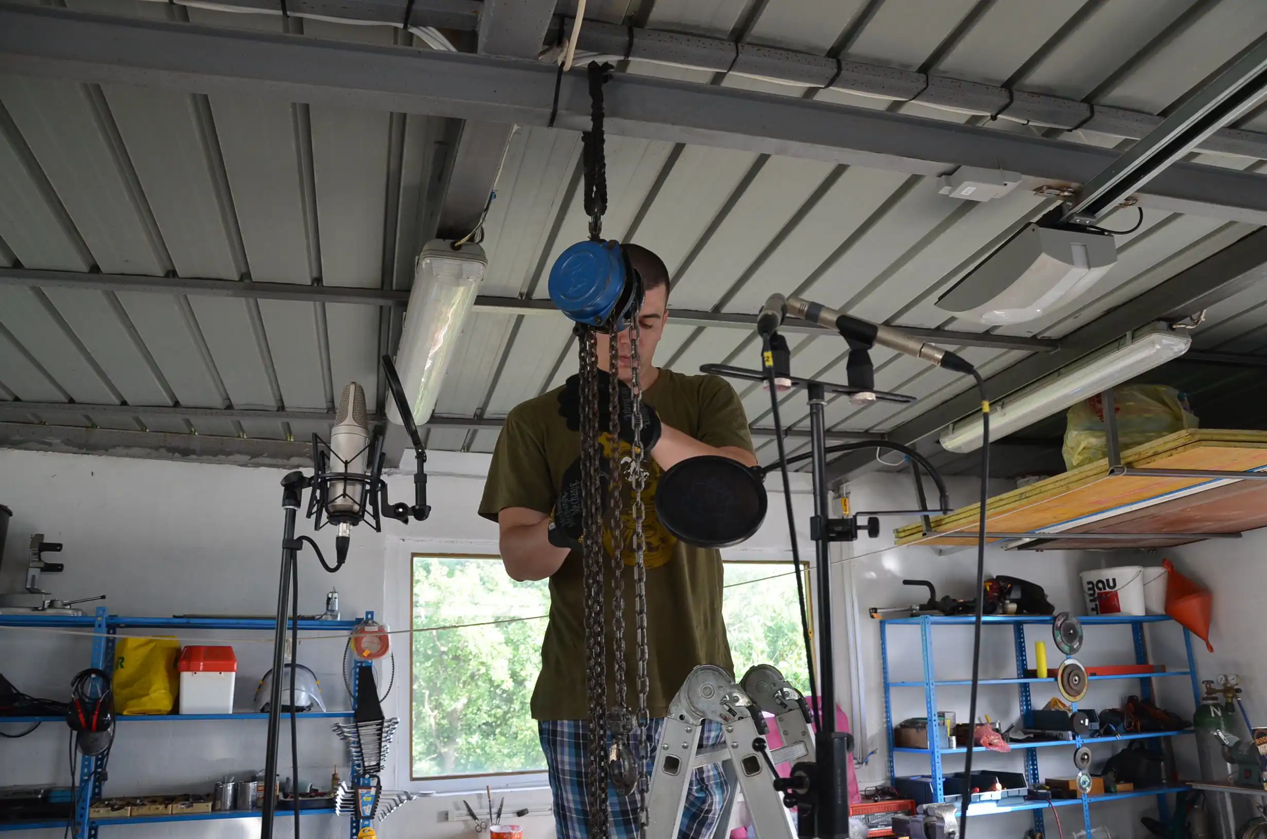 I'm pulling a chain on a pulley.